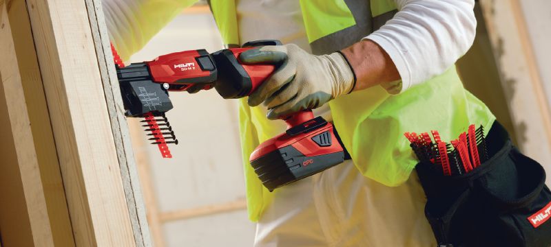 Sádrokartonové šrouby s ostrou špičkou S-DS 03 B M1 Páskované sádrokartonové šrouby (povrch z fosfátu) pro zásobník šroubů SD-M 1 a SD-M 2 – pro upevnění sádrokartonových desek na dřevo Použití 1