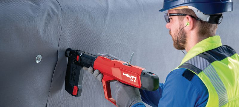 Sada s prachem poháněnou hřebíkovačkou DX 6 Plně automatická prachem poháněná hřebíkovačka – sada na stěny a bednění Použití 1