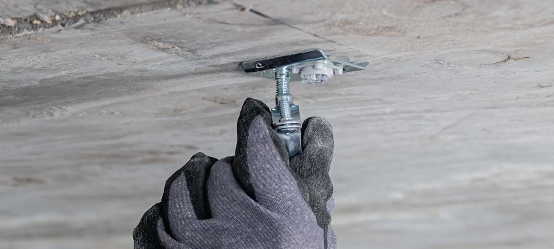 Závitová příchytka X-TH Příchytka se závitovým čepem pro nenáročné elektrikářské a instalatérské upevnění na stropě pomocí páskovaných hřebů Použití 1