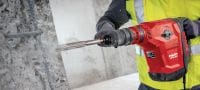Kombinované kladivo TE 70-ATC/AVR Velmi výkonné kombinované kladivo SDS-Max (TE-Y) s nízkými vibracemi pro náročné vrtání a sekání do betonu Použití 5