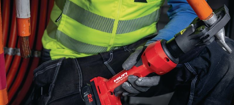 NCR 60 D-22 akumulátorový 6tunový hydraulický krimpovací stroj Akumulátorový 6tunový krimpovací stroj na krimpování kabelů bez lisovacích čelistí do 500 kcmil │ 240 mm² (platforma akumulátoru Nuron) Použití 1