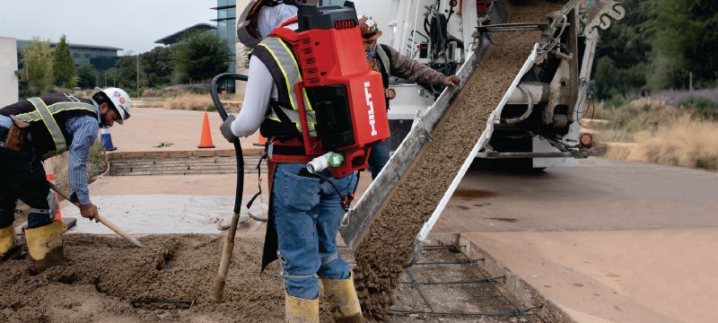 Vibrátor betonu NCV 10-22 k upevnění na záda Akumulátorový vibrátor betonu k upevnění na záda s bezuhlíkovým motorem pro zhutňování stěn, desek a základů (platforma baterie Nuron) Použití 1