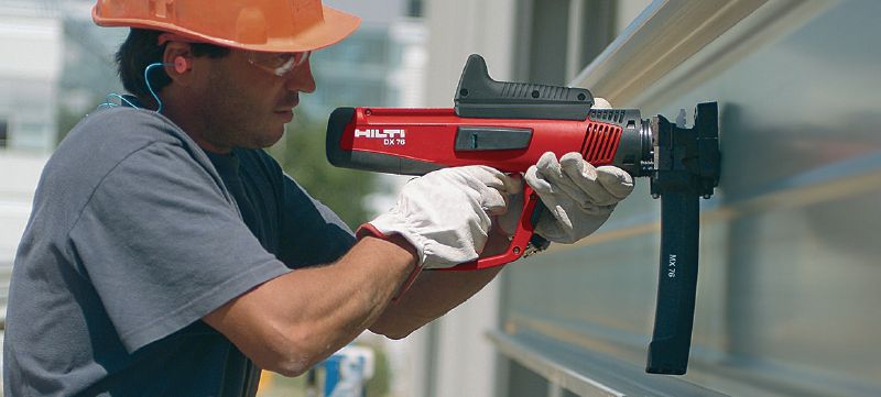 Prachem poháněný přístroj DX 76 Poloautomatické prachem poháněné připevňovací přístroje pro vysokou produktivitu k připevňování kovových roštů Použití 1