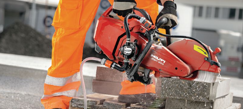 Benzínová rozbrušovací pila DSH 600-X (300 mm) Kompaktní a lehká benzinová pila (63 cm3) s horní rukojetí a brzdou kotouče, pro hloubku řezání do betonu, zdiva a kovu až 120 mm pomocí kotoučů o průměru 300 mm Použití 1