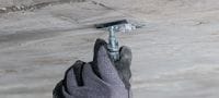 Závitová příchytka X-TH Příchytka se závitovým čepem pro nenáročné elektrikářské a instalatérské upevnění na stropě pomocí páskovaných hřebů Použití 1