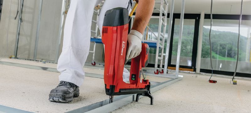 Hřeby do betonu (páskované) X-C B3 MX Standardní páskované hřeby do betonu a dalších základních materiálů pro akumulátorovou hřebíkovačku BX 3 Použití 1