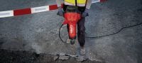 Masivní bourací kladivo TE 3000-AVR Výjimečně výkonné bourací kladivo pro náročné bourání betonu, řezání asfaltu, zemní práce a zatloukání zemních tyčí Použití 4