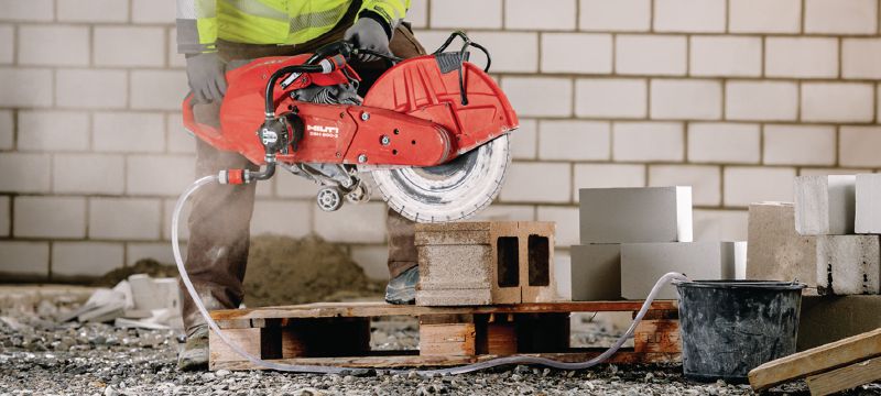 Rozbrušovací benzínová pila DSH 900-X (400 mm) Výkonná, benzínová rozbrušovací pila se snadno spustitelným motorem o zdvihovém objemu 87 cm3 a s automatickým sytičem - max. průměr kotouče 400 mm pro řezání do hloubky 150 mm Použití 1
