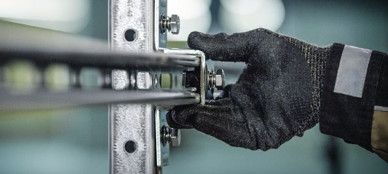 MT-CC-40/50 FL Předmontované U-kusy Svorka s předem namontovanou maticí Fast-Lock a čepem pro křížové spoje kanál-kanál s kanálem MT sloupku Použití 1