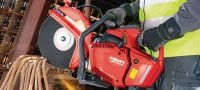 Benzínová rozbrušovací pila DSH 600-X (300 mm) Kompaktní a lehká benzinová pila (63 cm3) s horní rukojetí a brzdou kotouče, pro hloubku řezání do betonu, zdiva a kovu až 120 mm pomocí kotoučů o průměru 300 mm Použití 2
