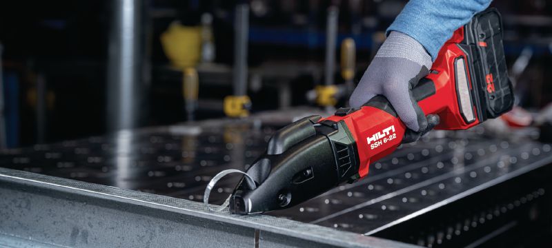 SSH 6-22 akumulátorové nůžky na kovy Akumulátorové nůžky s dvojitým ostřím pro rychlé stříhání plechů a profilů o tloušťce až 2,5 mm | 12 Gauge – včetně ostří Hilti SSH CS (platforma baterie Nuron) Použití 1