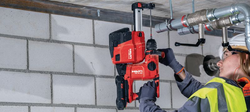 Akumulátorové vrtací kladivo TE 4-22 Kompaktní akumulátorové vrtací kladivo TE 4-22 SDS Plus nabízí ze všech našich modelů nejlepší poměr výkonu a hmotnosti, a proto se hodí k vrtání nad hlavou (platforma akumulátoru Nuron) Použití 1