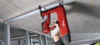 Protipožární těsnění pro horní profil CFS-TTS E Rychlé, jednoduché a čisté řešení protipožárních ucpávek a akustické odolnosti pro spáry sádrokartonových desek na horní straně stěny. Eliminuje průhyb stropu 20 mm a nahrazuje kluzné napojení Použití 2