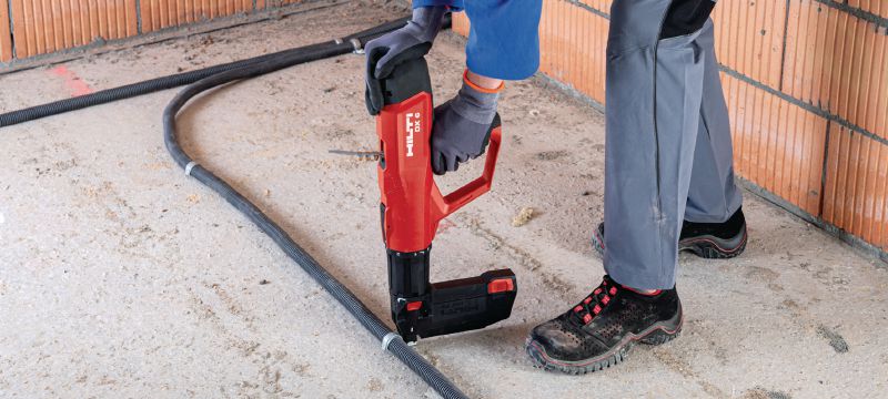 Sada s prachem poháněnou hřebíkovačkou DX 6 Plně automatická prachem poháněná hřebíkovačka – sada na stěny a bednění Použití 1
