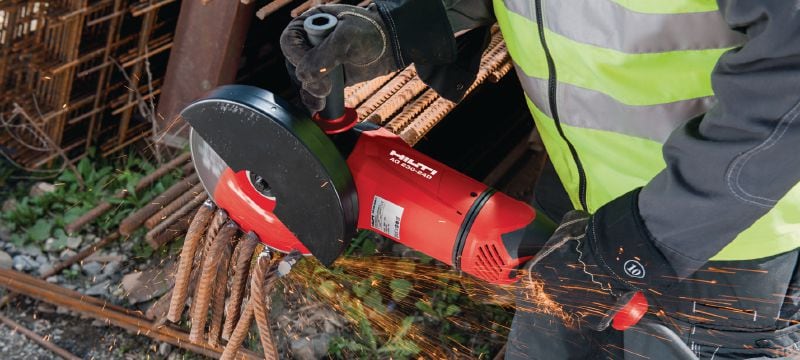 Úhlová bruska AG 230-24D 2400W úhlová bruska s bezpečnostním spínačem, otočnou rukojetí a uhlíkovým motorem s dlouhou životností, pro kotouče do 230 mm Použití 1