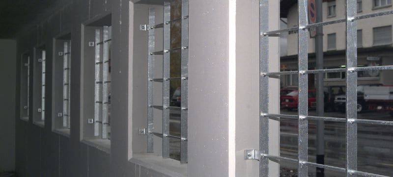 Plastová šroubová kotva HRD-K Předmontovaná plastová hmoždinka bez límce pro montáž do betonu a zdiva se šroubem (uhlíková ocel, šestihranná hlava) Použití 1