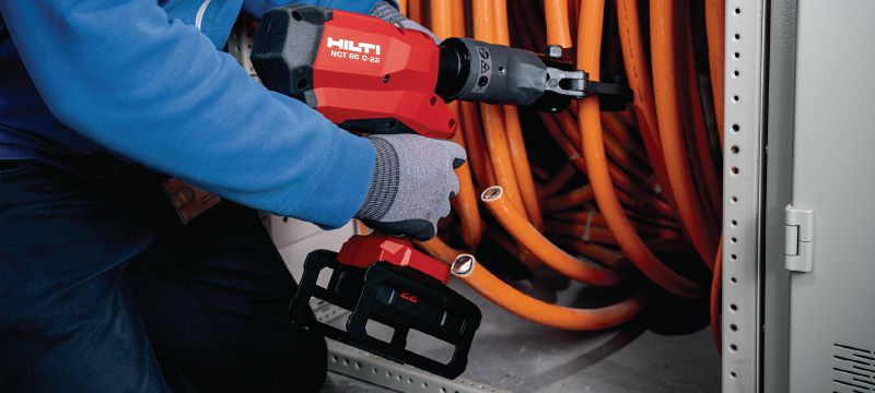NCT 85 C-22 Akumulátorové nůžky na měděné/hliníkové kabely Akumulátorové nůžky s pistolovou rukojetí na měděné a hliníkové kabely do průměru 3,2” │ 80 mm (platforma baterie Nuron) Použití 1