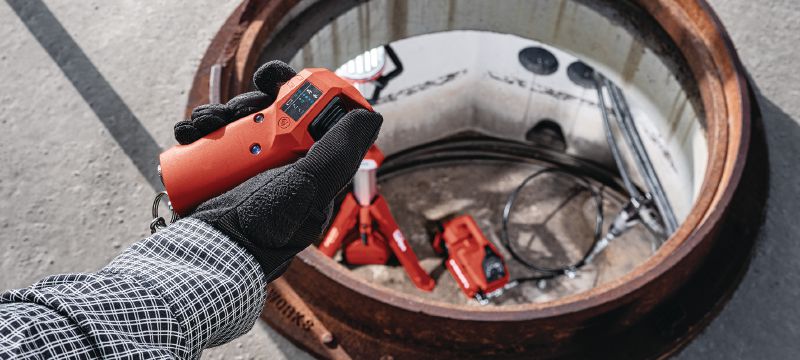 NUN 10K-22 Akumulátorová hydraulická pumpa Akumulátorová hydraulická pumpa s tlakem 10 000 PSI (700 barů) pro náročné řezání/krimpování a dálkové řezání podzemních a pancéřových kabelů (akumulátor Nuron) – dálkové ovládání je součástí dodávky Použití 1