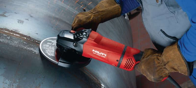 Úhlová bruska AG 230-24D 2400W úhlová bruska s bezpečnostním spínačem, otočnou rukojetí a uhlíkovým motorem s dlouhou životností, pro kotouče do 230 mm Použití 1