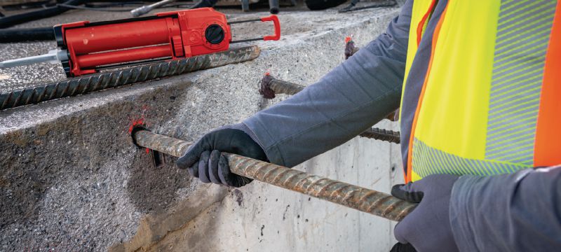 Lepicí hmota HIT-HY 200-R V3 Extra prémiová vytlačovací hybridní lepicí hmota se schválením pro dodatečné vlepování výztuží a kotvení patních desek do betonu Použití 1