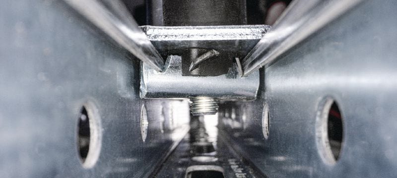 Kanálová matice MT- FL Fast-Lock s čepem Kanálová matice Fast-Lock s čepem pro upevnění patních desek a spojek ke kanálům sloupků MT Použití 1