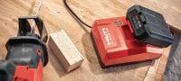 B 12-55 12V akumulátor Kompaktní, vysokokapacitní li-ion akumulátor 12 V, 5,0 Ah s modernizovanými články typu 21700, které umožňují zvládnutí více práce při jednom nabití Použití 1