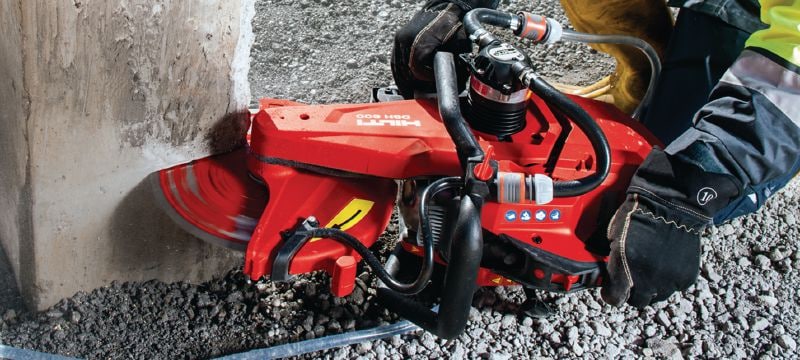 Benzínová rozbrušovací pila DSH 600-X (300 mm) Kompaktní a lehká benzinová pila (63 cm3) s horní rukojetí a brzdou kotouče, pro hloubku řezání do betonu, zdiva a kovu až 120 mm pomocí kotoučů o průměru 300 mm Použití 1