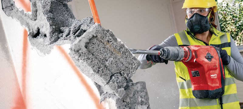 Kombinované kladivo TE 70-ATC/AVR Velmi výkonné kombinované kladivo SDS-Max (TE-Y) s nízkými vibracemi pro náročné vrtání a sekání do betonu Použití 1