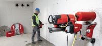 Diamantový jádrový vrtací stroj DD 350-CA Masivní diamantový vrtací systém s vysokofrekvenčním motorem a automatickým posuvem do vrtu pro stojanové jádrové vrtání o středních a velkých průměrech do 500 mm Použití 3
