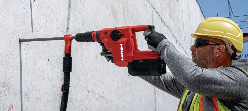 Akumulátorové vrtací kladivo TE 50-22 Kompaktní akumulátorové vrtací kladivo SDS Max (TE-Y) s nižší hmotností, větším výkonem a menšími vibracemi pro vrtání a sekání do betonu (akumulátor Nuron) Použití 1