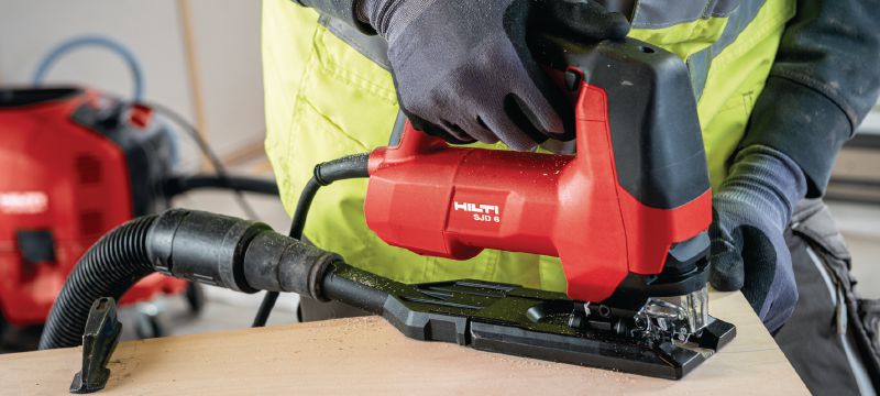 Přímočará pila SJD 6 s rukojetí ve tvaru D 850W přímočará pila s horní rukojetí, navržena pro rychlejší a pohodlnější řezání náročných, zakřivených řezů Použití 1
