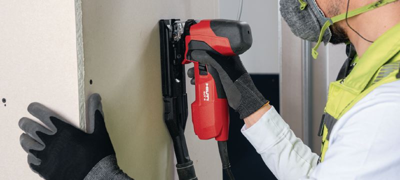 Přímočará pila SJT 6 s rukojetí ve tvaru T 850W přímočará pila s tubusovou rukojetí, navržena pro rychlejší a pohodlnější řezání náročných, zakřivených řezů Použití 1