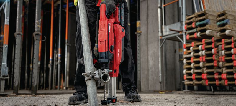 TE 5-22 akumulátorové vrtací kladivo Vrtací kladiva Hilti SDS Plus s dlouhým tělem a rukojetí pro vrtání směrem dolů (platforma baterie Nuron) Použití 1
