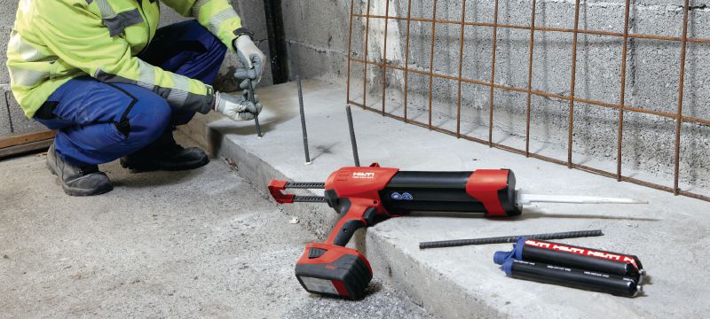 Lepicí hmota HIT-HY 170 Vysoce výkonná vytlačovací hybridní lepicí hmota s běžnými schváleními pro dodatečně vlepované výztuže a pro kotvení jak do betonu, tak i do zdiva Použití 1
