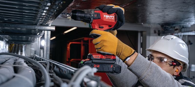 Akumulátorový vrtací šroubovák s příklepem SF 4H-22 Akumulátorový vrtací šroubovák s příklepem kompaktní třídy s aktivní kontrolou krouticího momentu pro každodenní vrtání a šroubování, zejména v obtížně dosažitelných místech (platforma baterie Nuron) Použití 1
