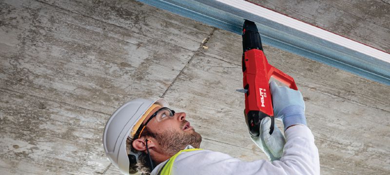 Sada s prachem poháněnou hřebíkovačkou DX 6 Plně automatická prachem poháněná hřebíkovačka – sada na stěny a bednění Použití 1