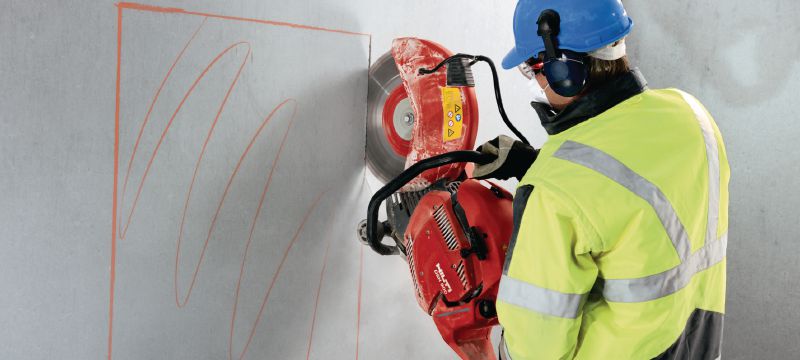 Rozbrušovací benzínová pila DSH 900-X (400 mm) Výkonná, benzínová rozbrušovací pila se snadno spustitelným motorem o zdvihovém objemu 87 cm3 a s automatickým sytičem - max. průměr kotouče 400 mm pro řezání do hloubky 150 mm Použití 1