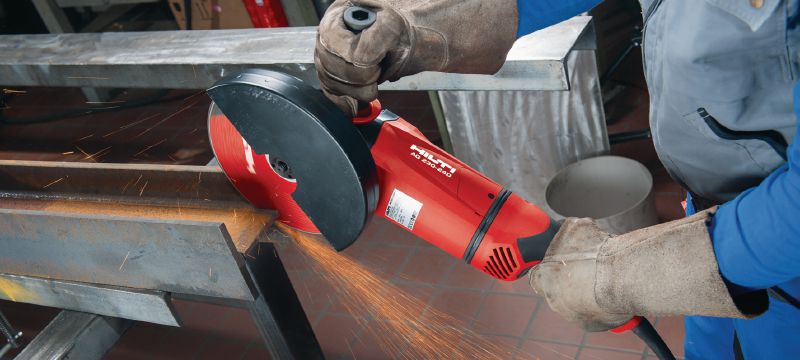 Úhlová bruska AG 230-24D 2400W úhlová bruska s bezpečnostním spínačem, otočnou rukojetí a uhlíkovým motorem s dlouhou životností, pro kotouče do 230 mm Použití 1