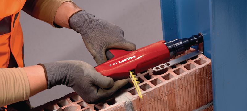 Prachem poháněný přístroj DX 2 Poloautomatický prachem poháněný přístroj, všestranný a kompaktní, pro jednotlivé hřeby Použití 1