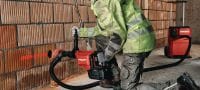 DD 110-D-22 Akumulátorový jádrový vrtací stroj Akumulátorový a kompaktní diamantový jádrový vrtací stroj pro ruční jádrové vrtání od průměru 12-132 mm(bateriová platforma Nuron). Použití 1