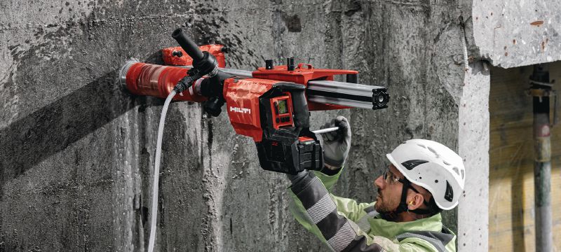 DD 150-U-22 Akumulátorový jádrový vrtací stroj Akumulátorový diamantový jádrový vrtací stroj pro ruční vrtání nebo vrtání se stojanem od 52 do 162 mm do betonu nebo do 252 mm do zdiva (baterie Nuron) Použití 1