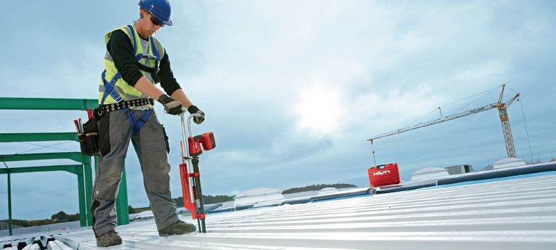 Samovrtné šrouby pro opláštění S-MD/MS M pro SDT 9 Páskované samovrtné šrouby k použití s rukojetí pro práci ve stoje SDT 9 pro překryvy a připevnění rámu v bednění Použití 1