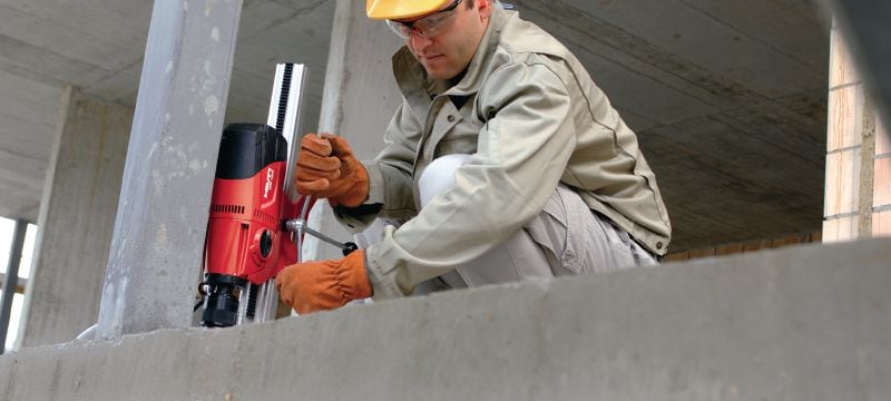 Diamantový jádrový vrtací stroj DD 120 Mimořádně kompaktní, lehký a mobilní diamantový jádrový vrtací stroj pro jádrové vrtání do betonu ve stojanové verzi rozsahu průměrů 16-162 mm (5/8 - 6-3/8) Použití 1