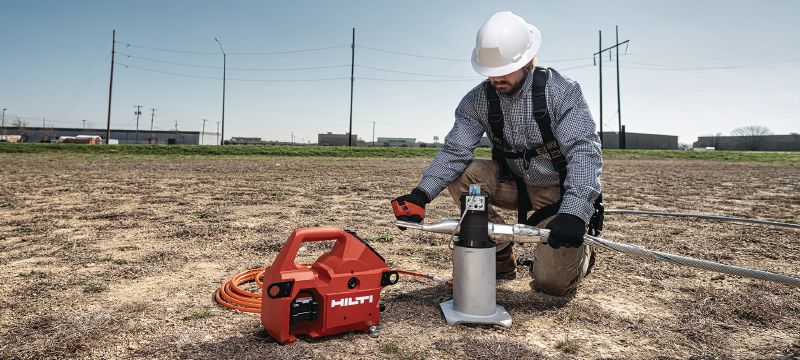 NUN 10K-22 Akumulátorová hydraulická pumpa Akumulátorová hydraulická pumpa s tlakem 10 000 PSI (700 barů) pro náročné řezání/krimpování a dálkové řezání podzemních a pancéřových kabelů (akumulátor Nuron) – dálkové ovládání je součástí dodávky Použití 1