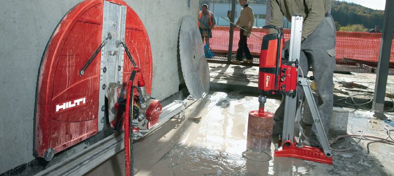 Diamantový jádrový vrtací stroj DD 500-CA 3fázový masivní diamantový vrtací systém s vysokofrekvenčním motorem a automatickým posuvem do vrtu pro stojanové jádrové vrtání o středních a velkých průměrech do 600 mm Použití 1