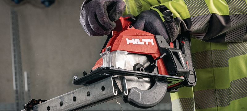 SC 6ML-22 akumulátorová okružní pila na kovy Akumulátorová pila pro rychlé, přesné řezání kovů za studena do hloubky 60 mm (platforma baterie Nuron) Použití 1