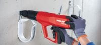 Sada s prachem poháněnou hřebíkovačkou DX 6 Plně automatická prachem poháněná hřebíkovačka – sada na stěny a bednění Použití 28