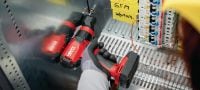 Multifunkční aku šroubovák s výměnnými hlavami SFE 2-A12 Lehká 12V akumulátorová vrtačka/šroubovák s výměnnými hlavami (excentrická, pravoúhlá, 13mm rychloupínací a pro šestihranné bity) určená pro montážní práci ve stísněných prostorách a v blízkosti rohů Použití 1
