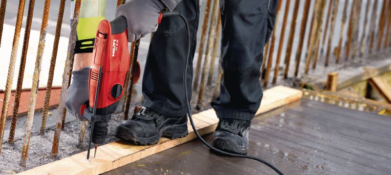 Vrtací kladivo TE 3-M Všestranné vrtací kladivo SDS Plus (TE-C) s výkonnou pistolovou rukojetí, třemi režimy a funkcí sekání Použití 1