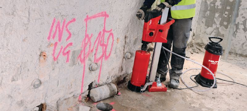 Diamantový jádrový vrtací stroj DD 160 Kompaktní, avšak výkonný diamantový jádrový vrtací stroj pro jádrové vrtání do betonu ve stojanové verzi rozsahu průměrů 25-202 mm (31/32 - 7-15/16) Použití 1